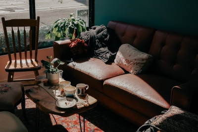 Zo geef je je woonkamer een warme sfeer met aardetinten